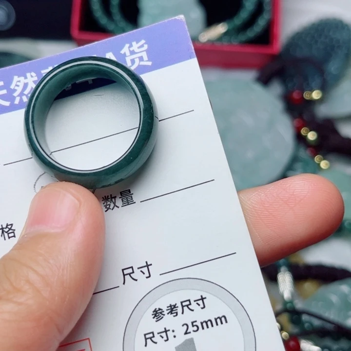 颈饰未镶嵌翡翠戒指