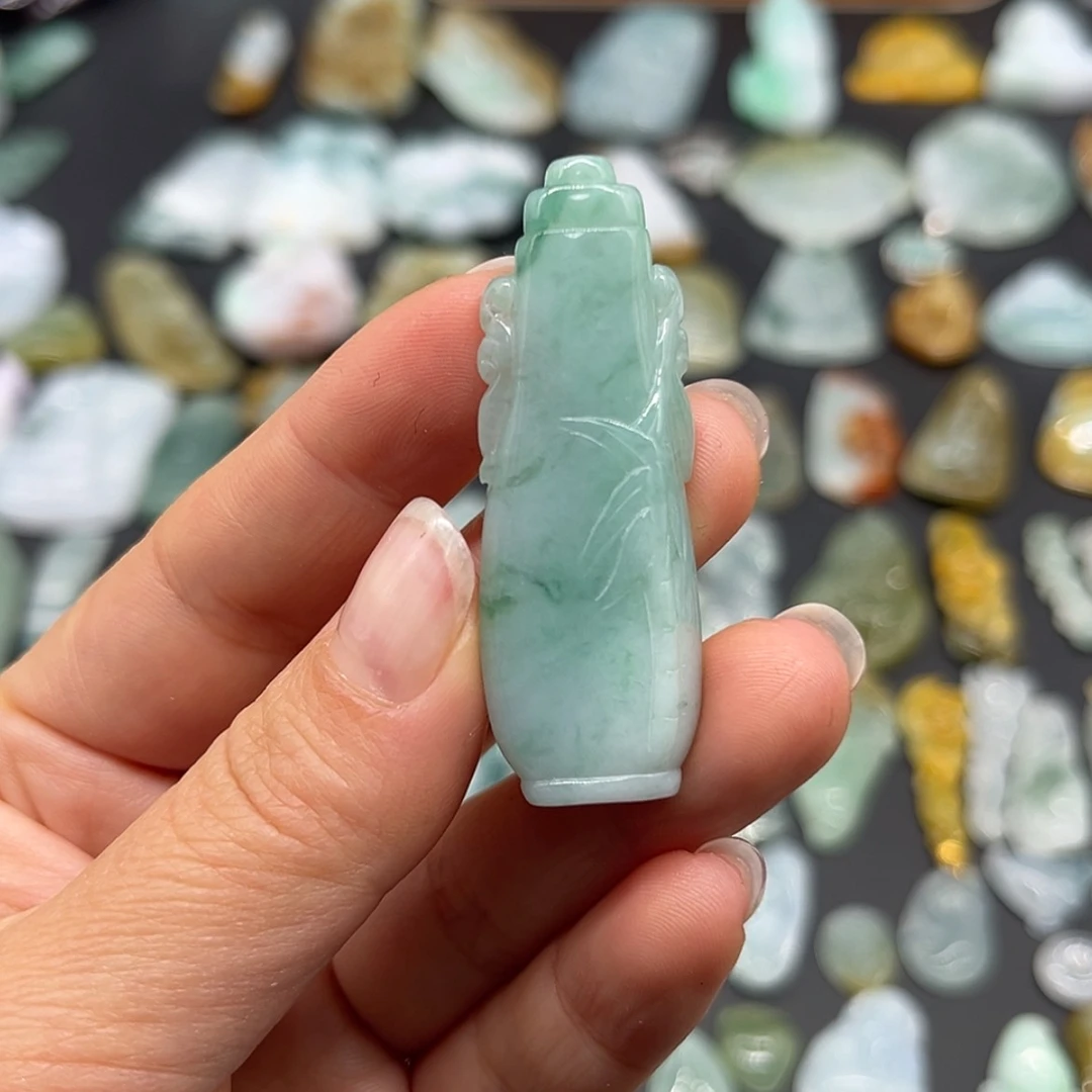 【闪购商品】翡翠颈饰未镶嵌瓶子