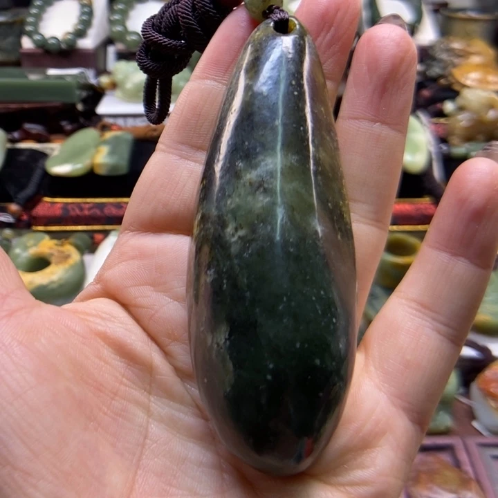 未镶嵌岫岩河磨玉（透闪石质玉）把件