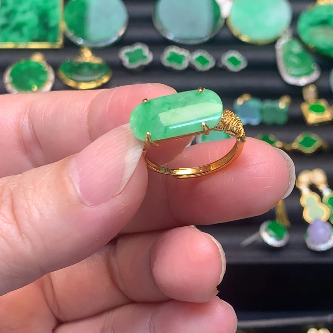 翡翠未镶嵌戒指有纹裂