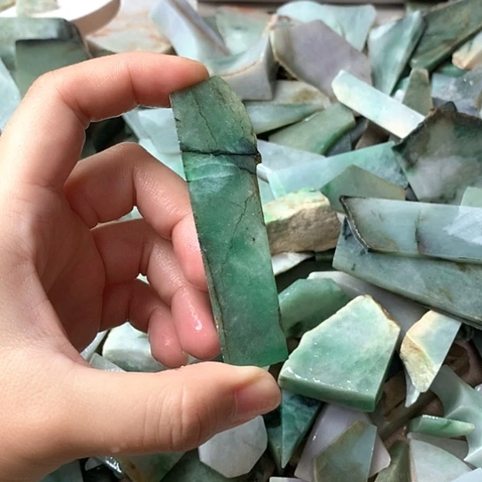 翡翠挂件未镶嵌T****马翡翠原石