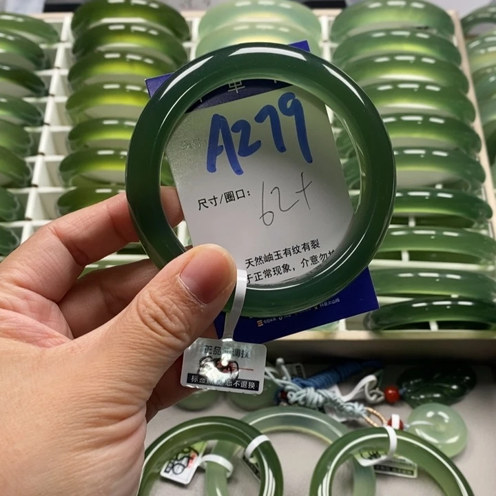 胡***巴蛇纹石玉未镶嵌手镯