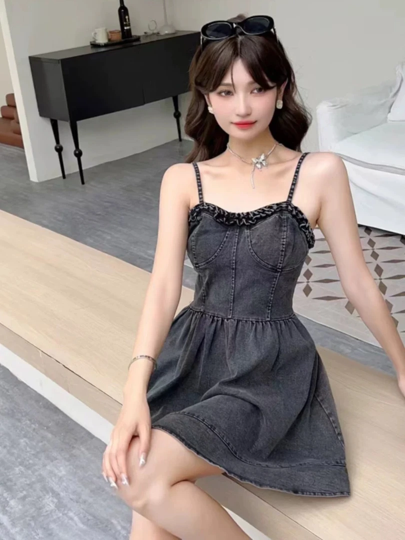 时尚露肩收腰牛仔吊带连衣裙适合小个子女性夏季穿着