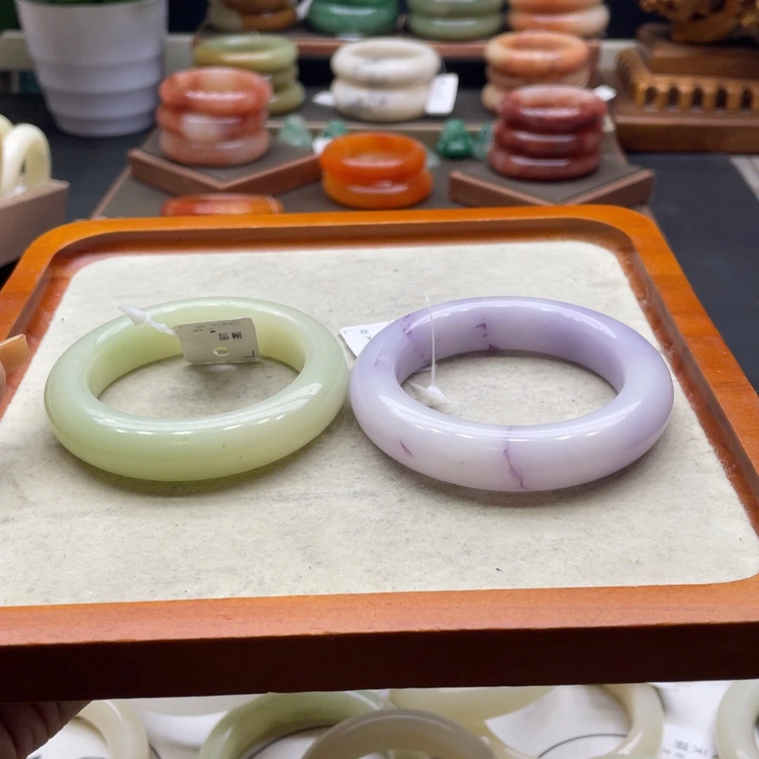 宇***乐石英岩玉未镶嵌手镯