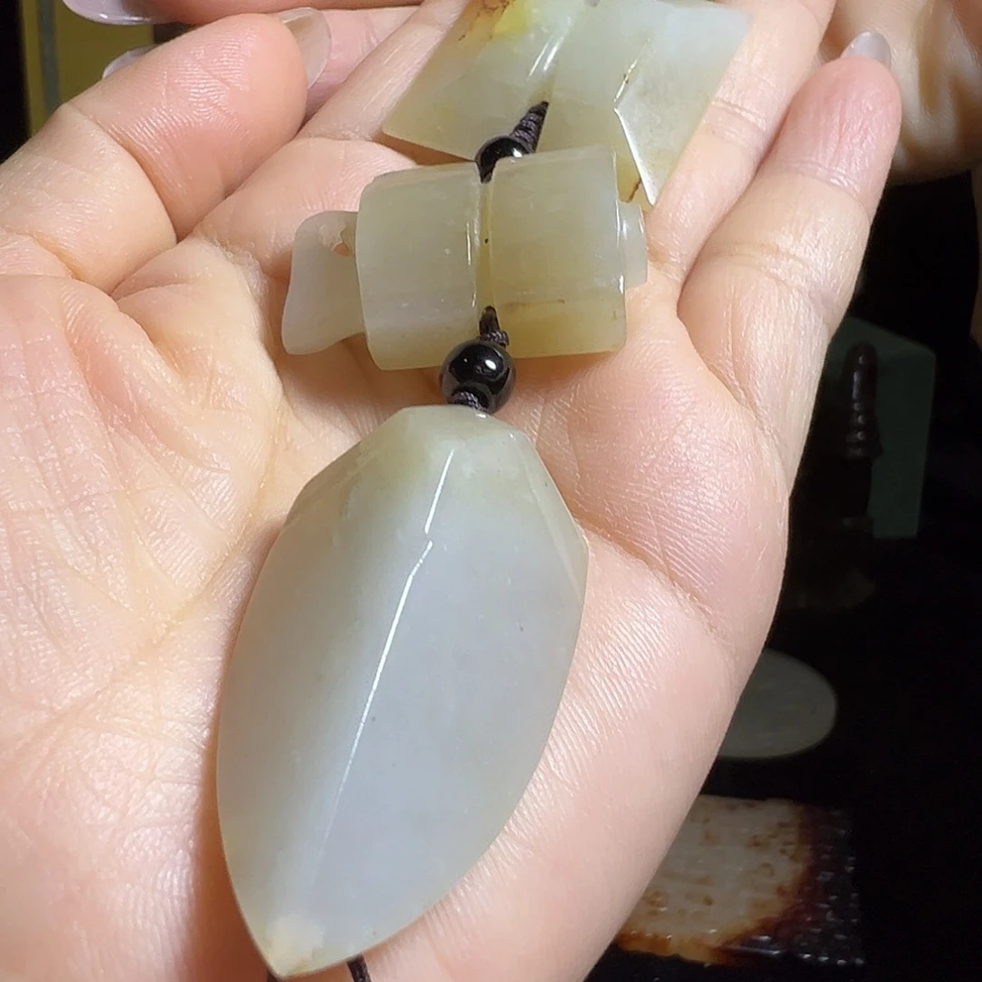 和田玉未镶嵌挂件鉴****）