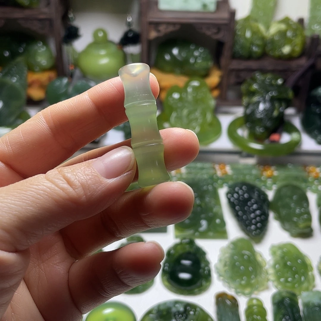 蛇纹石玉未镶嵌颈饰