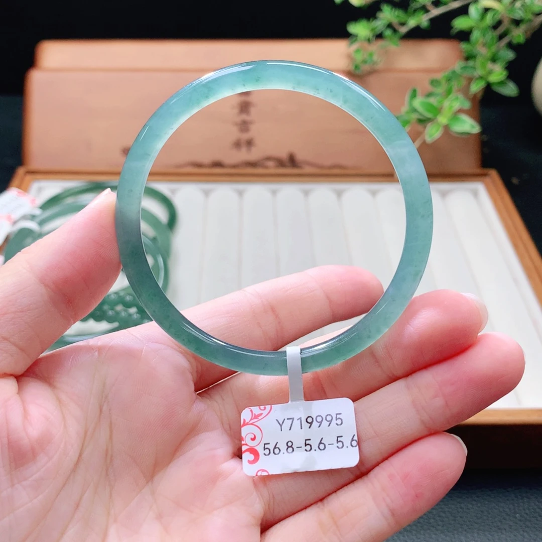 未镶嵌手镯（圆镯）翡翠