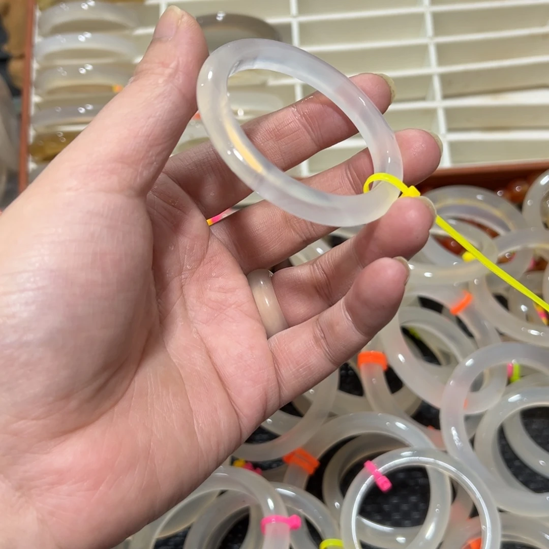 玛瑙/玉髓未镶嵌手镯51圈有包容2.6