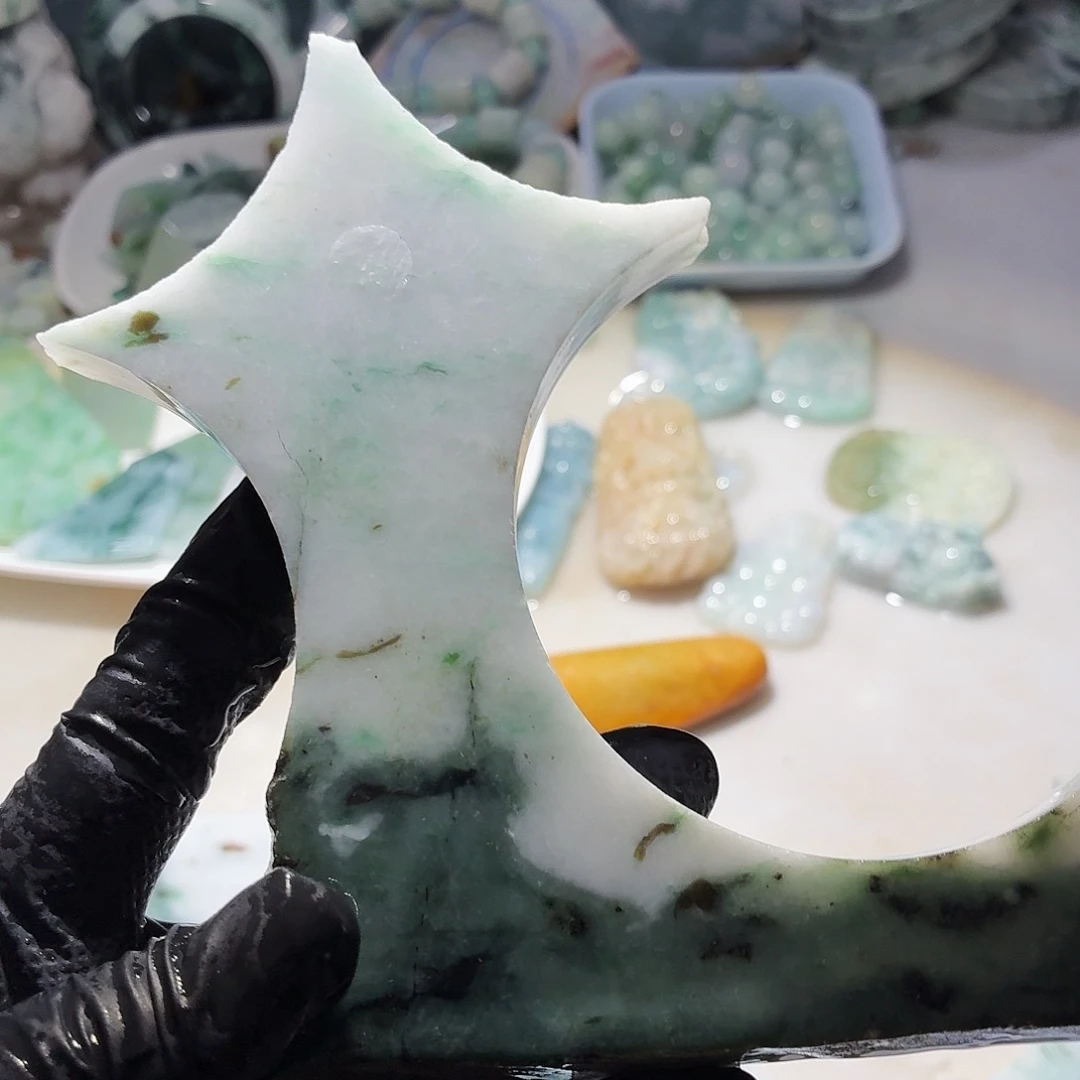 翡翠足铂镶嵌颈饰边角料