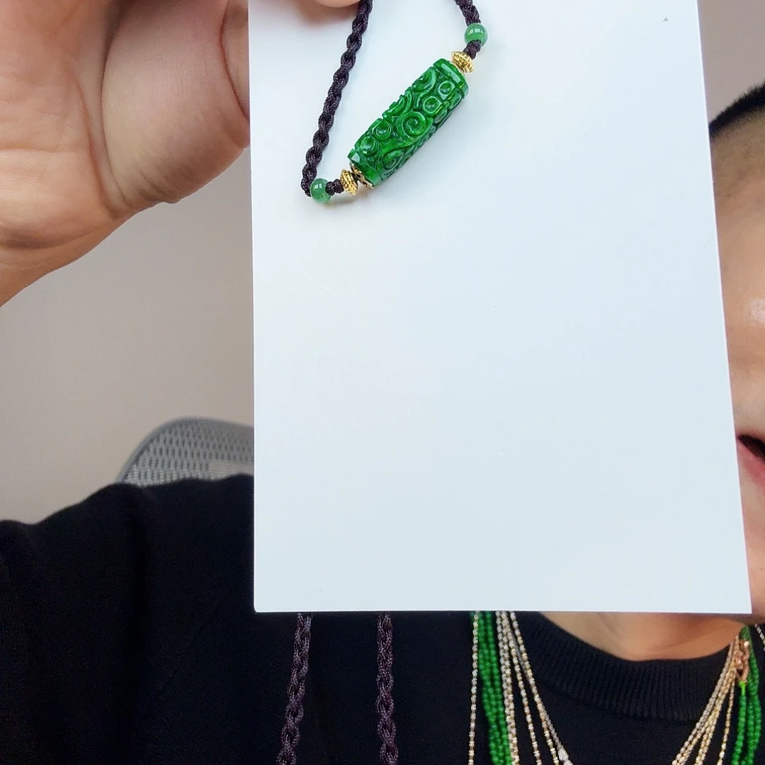 翡翠未镶嵌颈饰一件