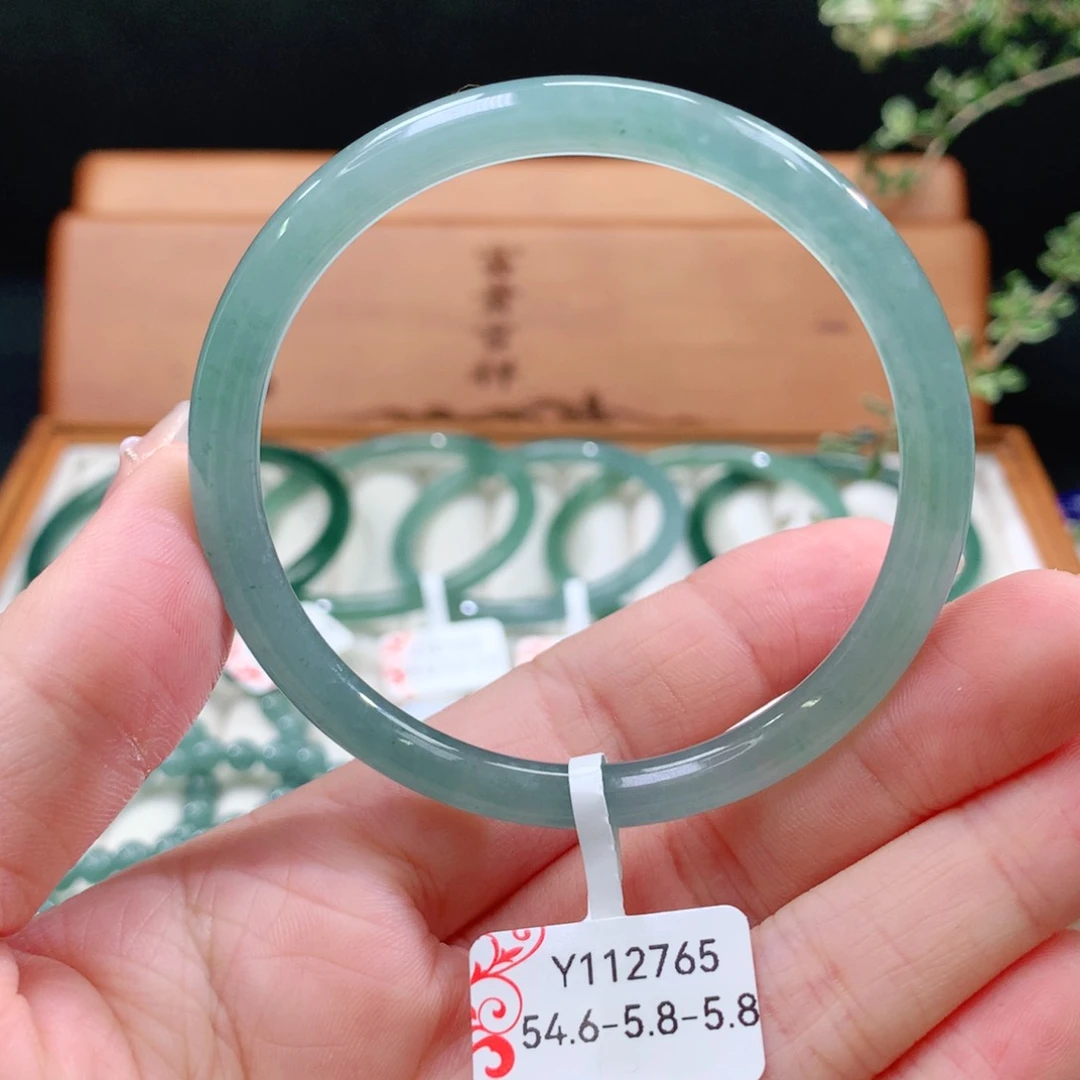 翡翠手镯未镶嵌天然