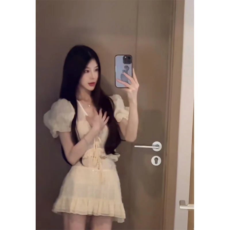 夏季新款修身显瘦穿搭小众网红设计感小V领收腰气质时尚连衣裙女