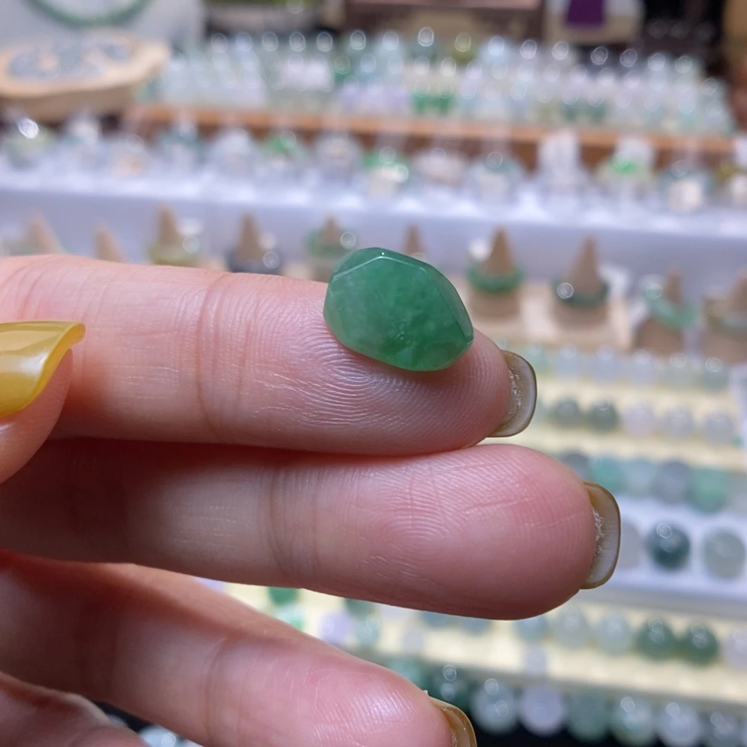 翡翠未镶嵌颈饰绿随行