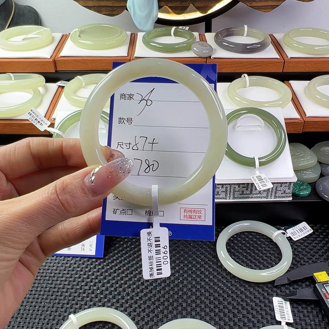 和田玉手镯未镶嵌