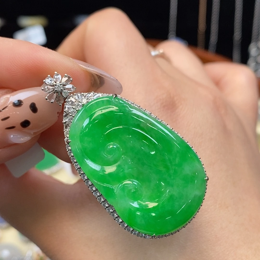 翡翠吊坠(不含链)18K金镶嵌如意