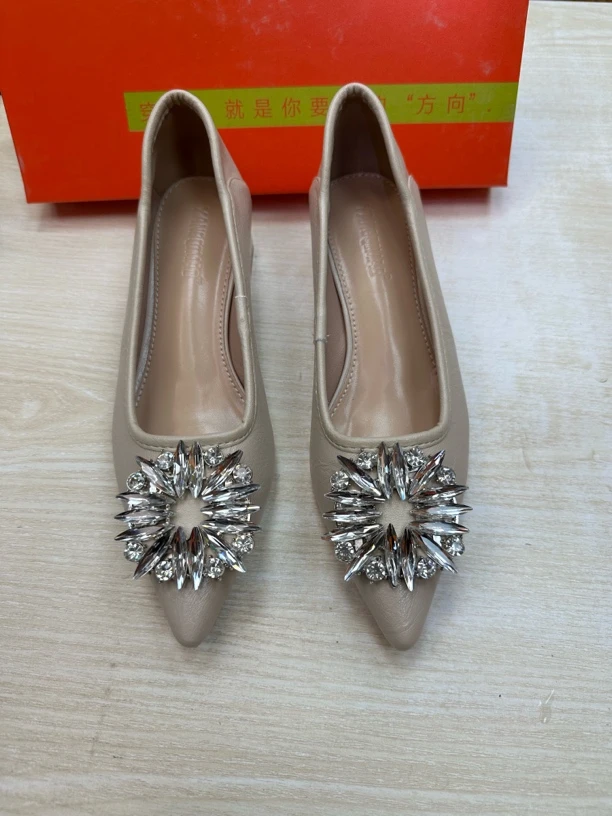 粗跟4公分太阳扣尖头跟鞋