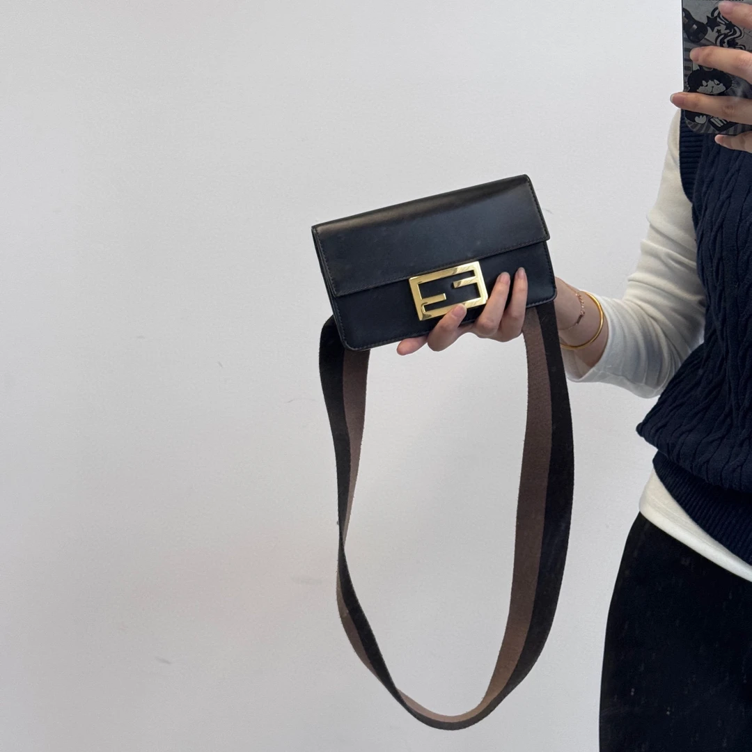 95新 FENDI/芬迪 Fendi黑色皮面经典翻盖斜挎包