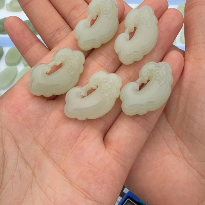 和田玉未镶嵌颈饰多样性，发一件