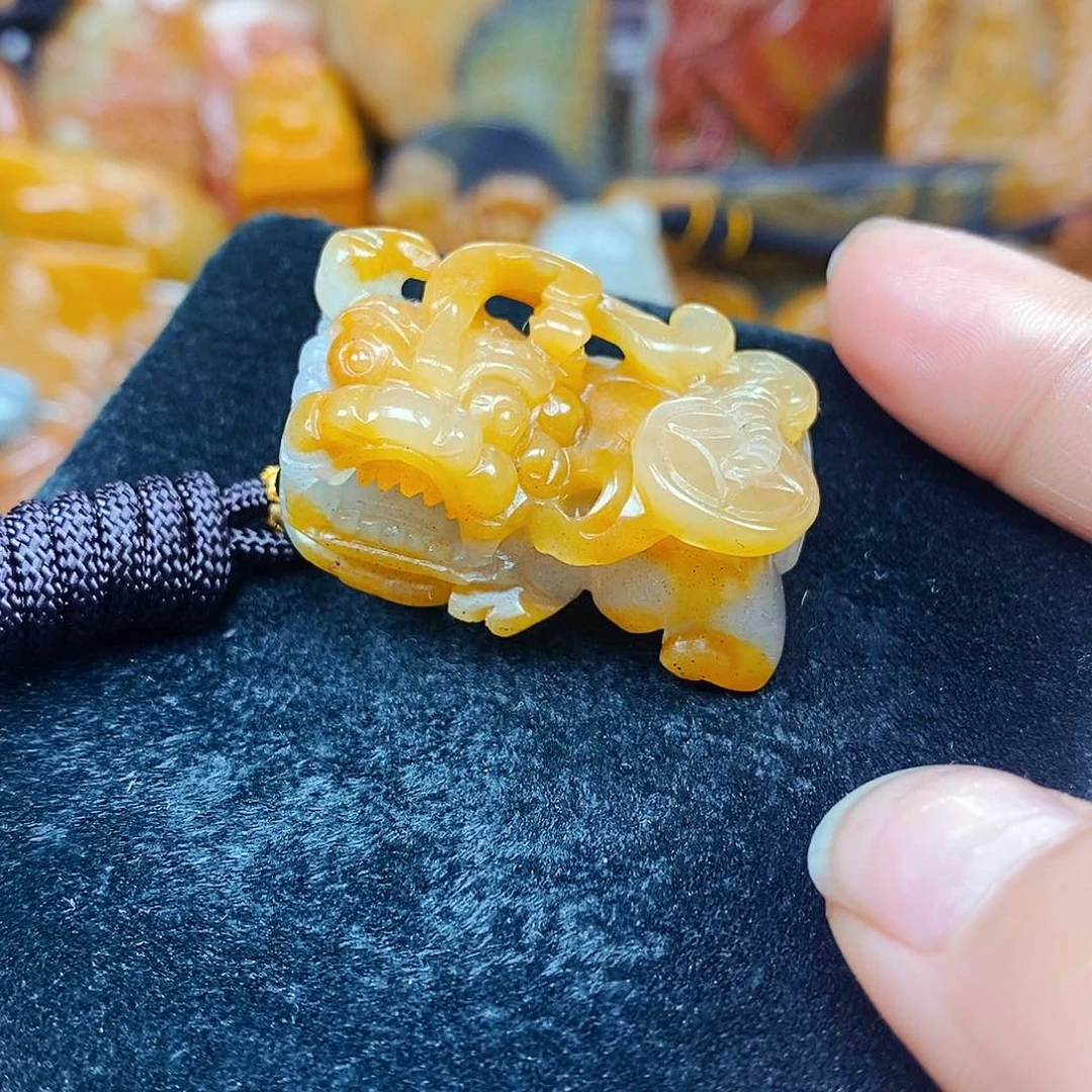 未镶嵌石英质玉（黄龙玉）颈饰