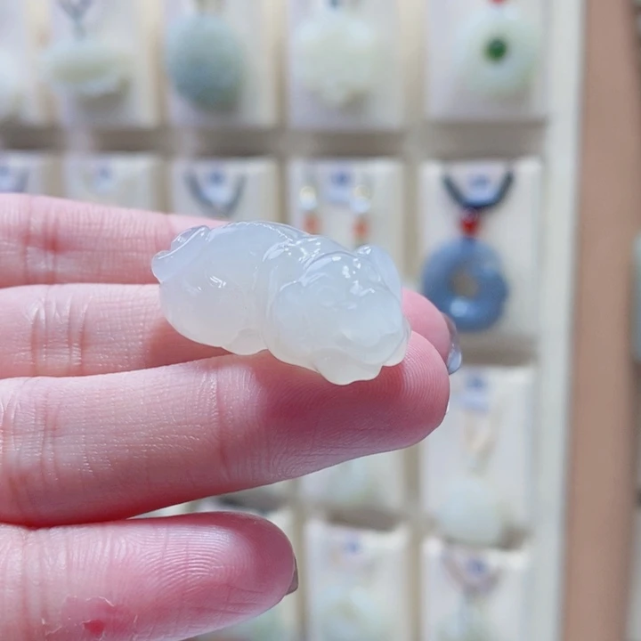 博***装和田玉未镶嵌颈饰