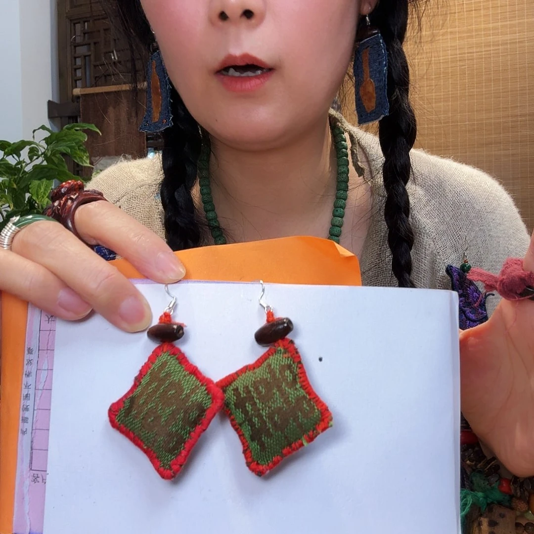 设计款耳环一对一对