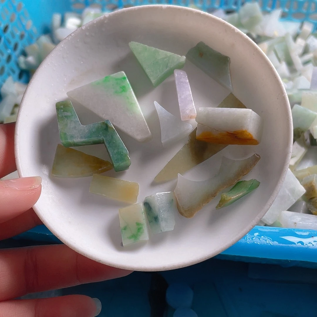 颈饰未镶嵌翡翠.