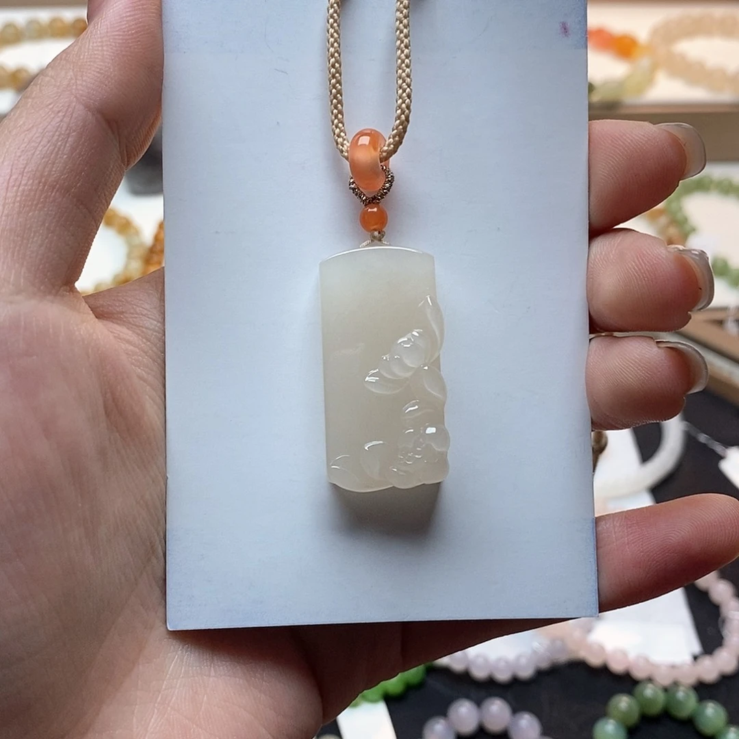 和田玉颈饰未镶嵌冰藕粉荷花锁