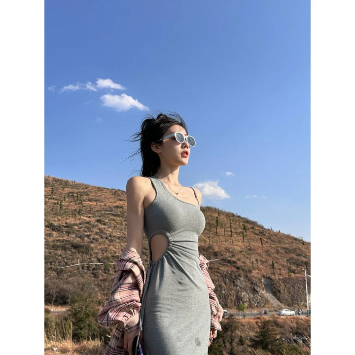 12清【is璐璐】2023春气质露腰吊带针织连衣裙开叉修身包臀裙设计款