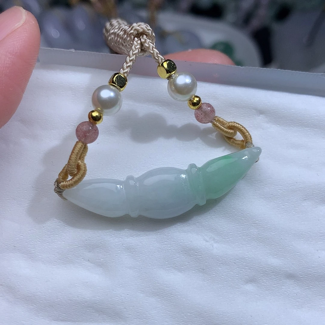 翡翠未镶嵌颈饰2119。