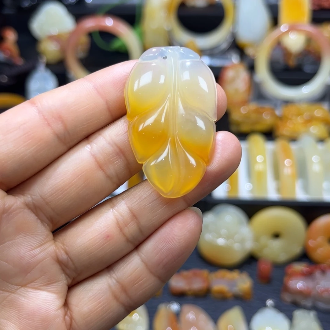 石英质玉（黄龙玉）未镶嵌颈饰