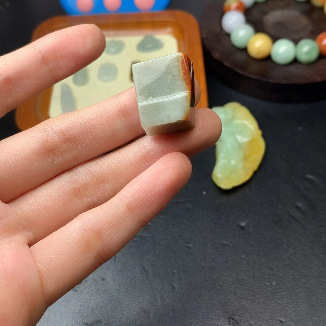 翡翠未镶嵌颈饰翡翠首饰