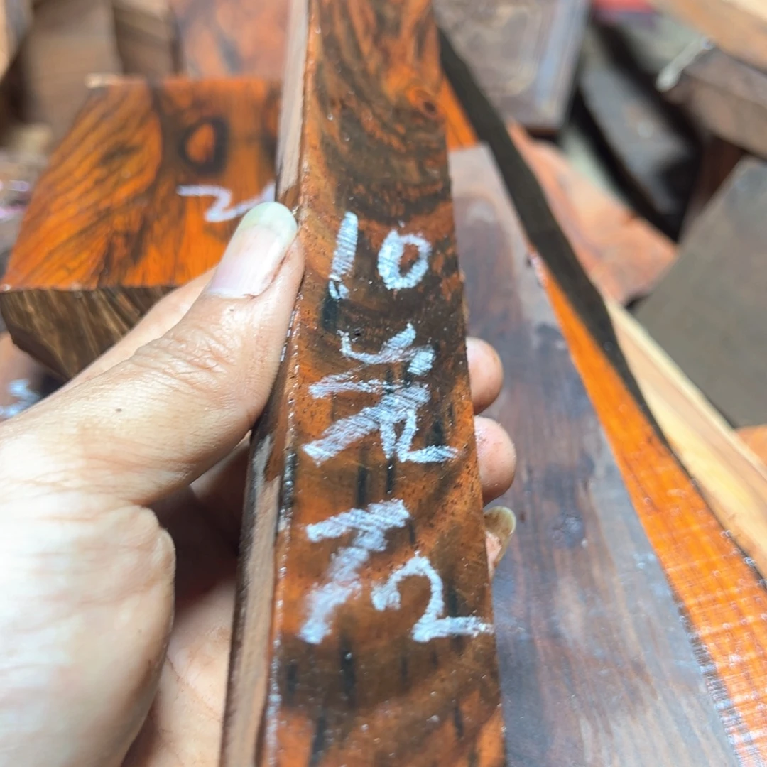 岩***石交趾黄檀（大红酸枝）