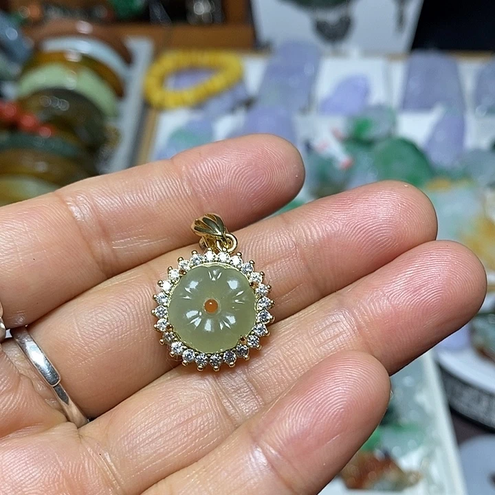 翡翠未镶嵌吊坠(赠链)