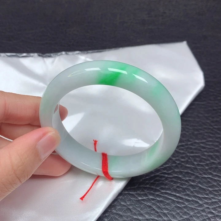 翡翠手镯未镶嵌。