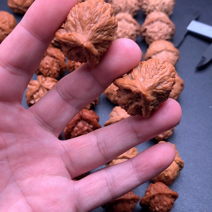 文玩核桃吊坠红狮子