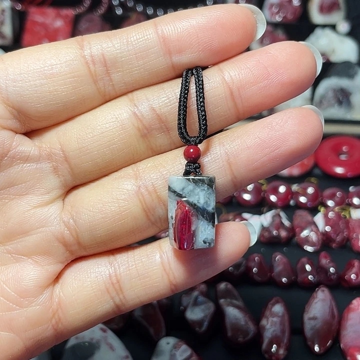 天然辰砂原石晶体吊坠