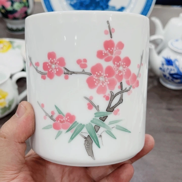 杯釉下五彩的瓷器在瓷器