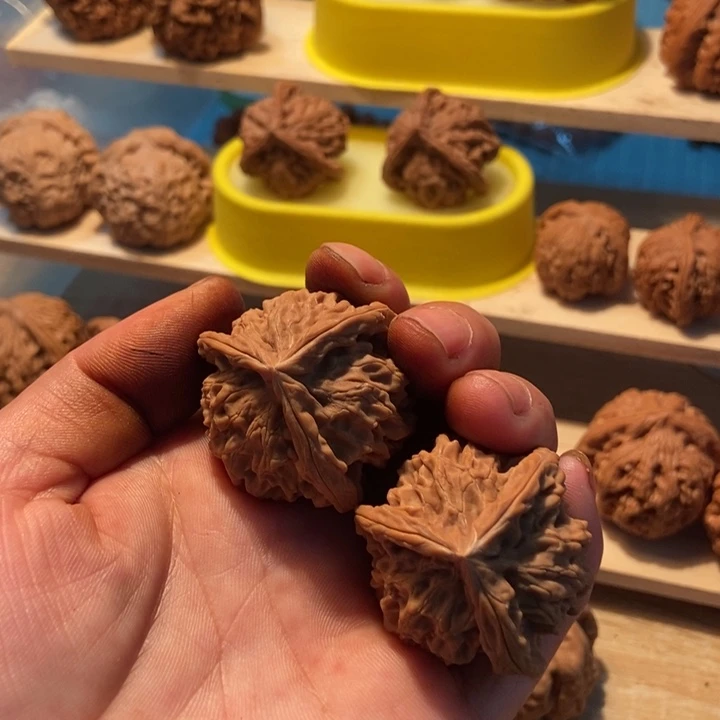 三棱盘山文玩核桃