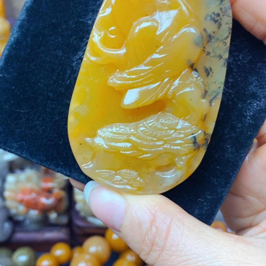 未镶嵌石英质玉（黄龙玉）颈饰