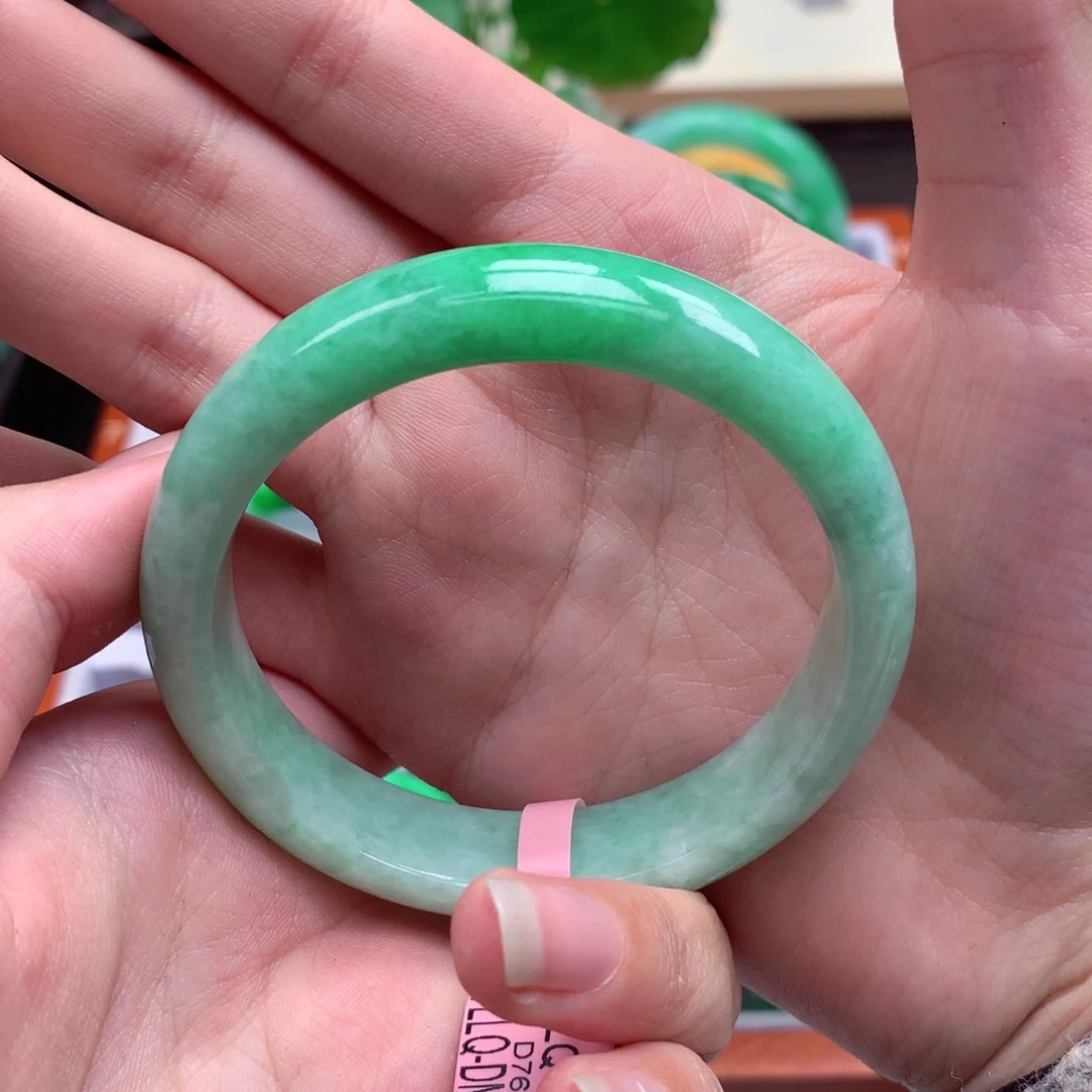 翡翠手镯未镶嵌翡翠