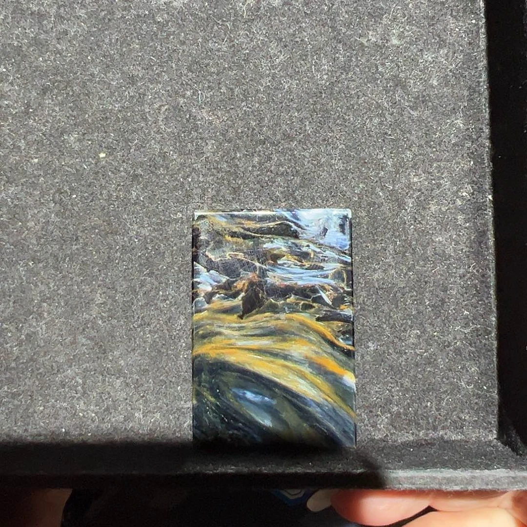 道***然木变石未镶嵌颈饰