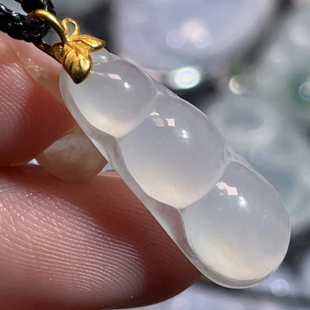 缅甸翡翠白冰豆子锁骨吊坠