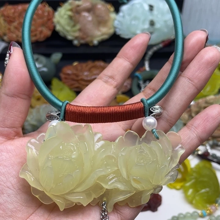 蛇纹石玉未镶嵌颈饰