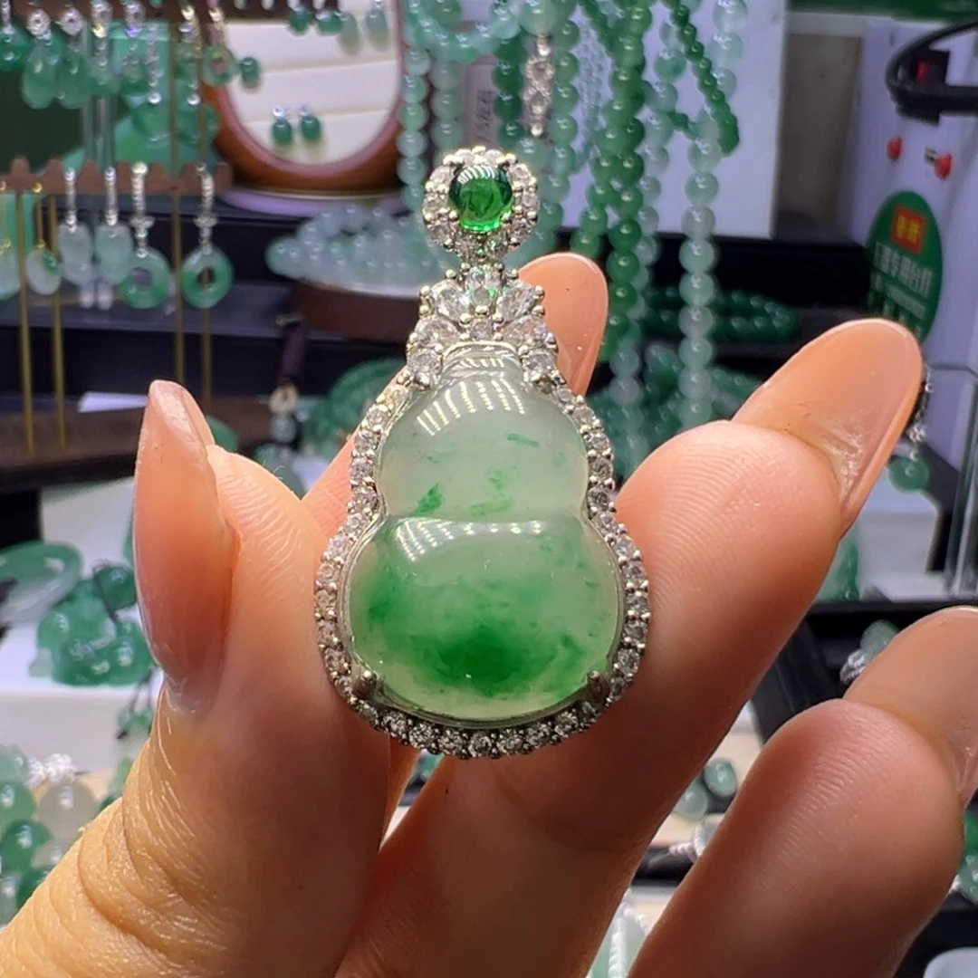 石英质玉（非洲翠）未镶嵌颈饰