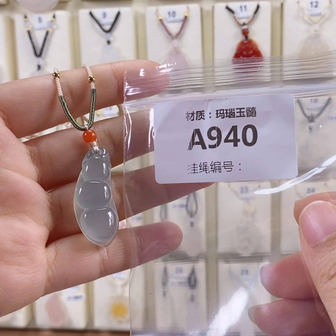 吴***-玛瑙/玉髓未镶嵌颈饰