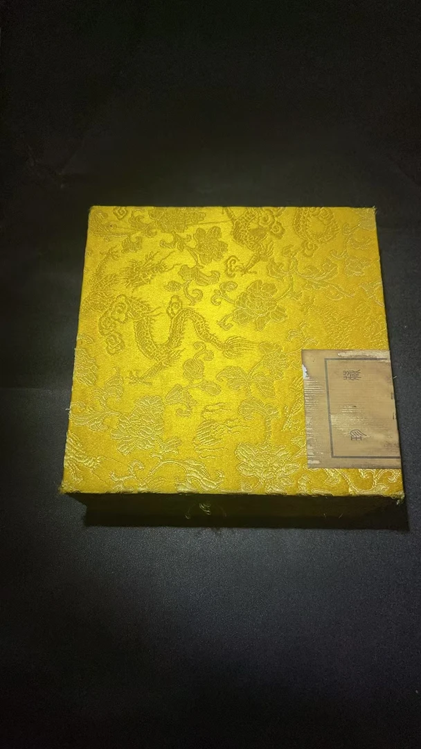 刺绣黄方盒摆件一个链接X