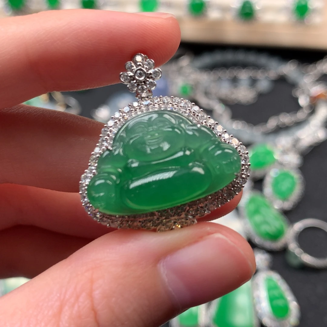 翡翠18K金镶嵌颈饰满绿佛公