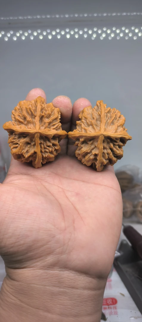 文玩核桃帝王四棱狮子头一对