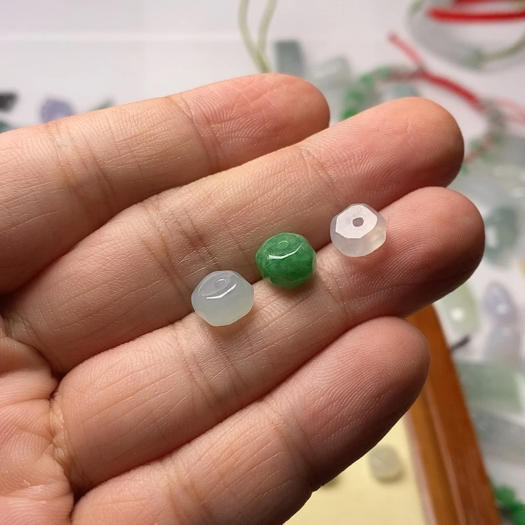 翡翠颈饰未镶嵌陈***?