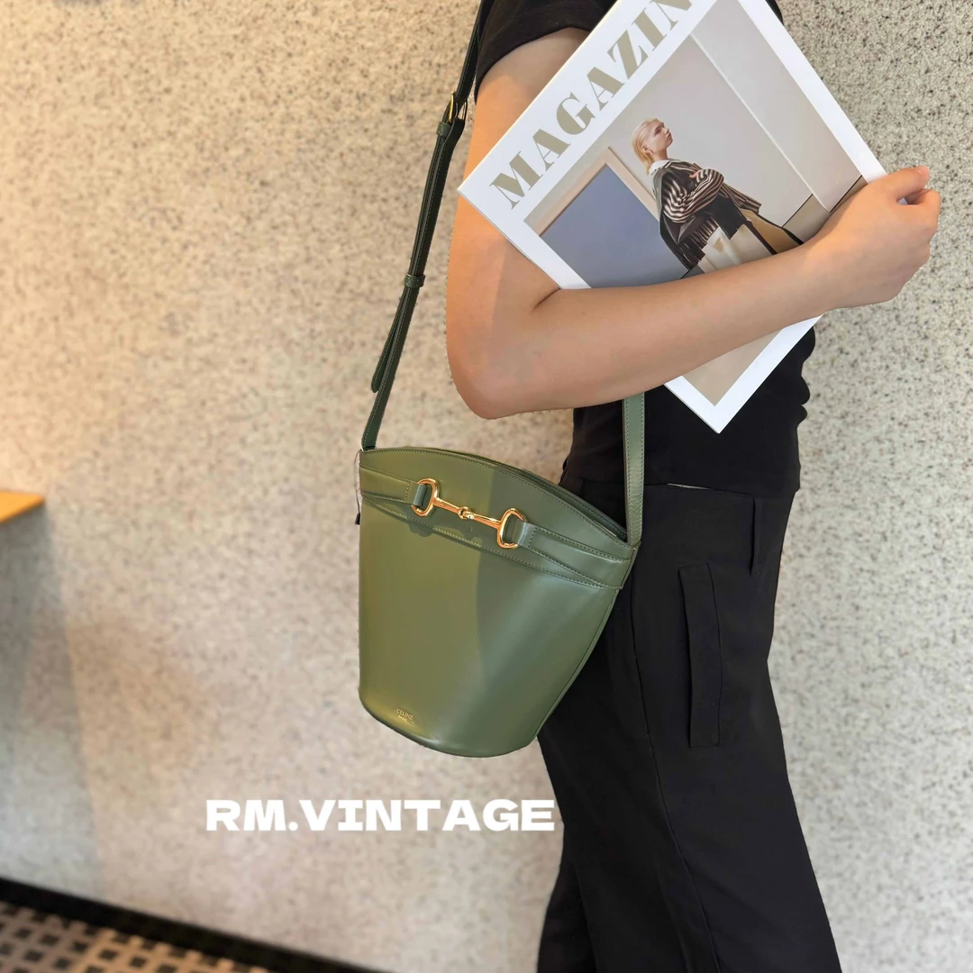 95新 Celine/思琳 入目 新款抹茶金扣水桶包26747